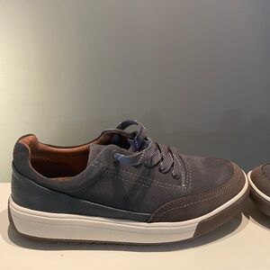 NIB Casual Sueded Sneaker Taupe Lace Up